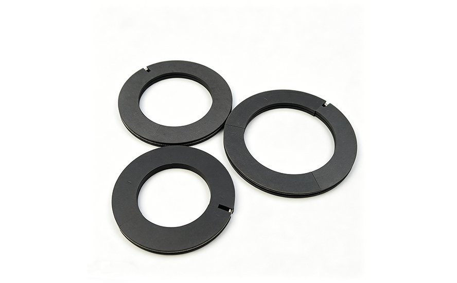 High-temperature self-lubricating graphite oil wiper rings and segmented packing rings.